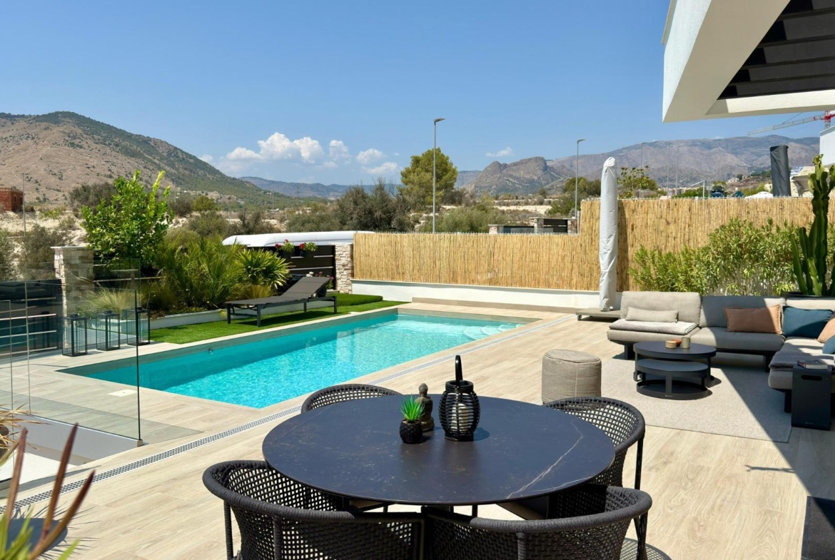 LUXURY VILLA WITH MAGNIFICENT VIEWS IN FINESTRAT