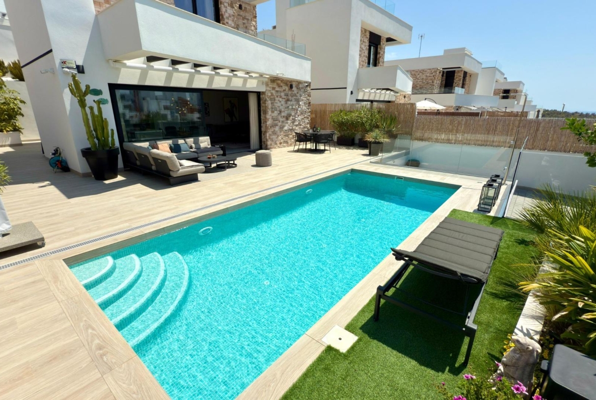 LUXURY VILLA WITH MAGNIFICENT VIEWS IN FINESTRAT