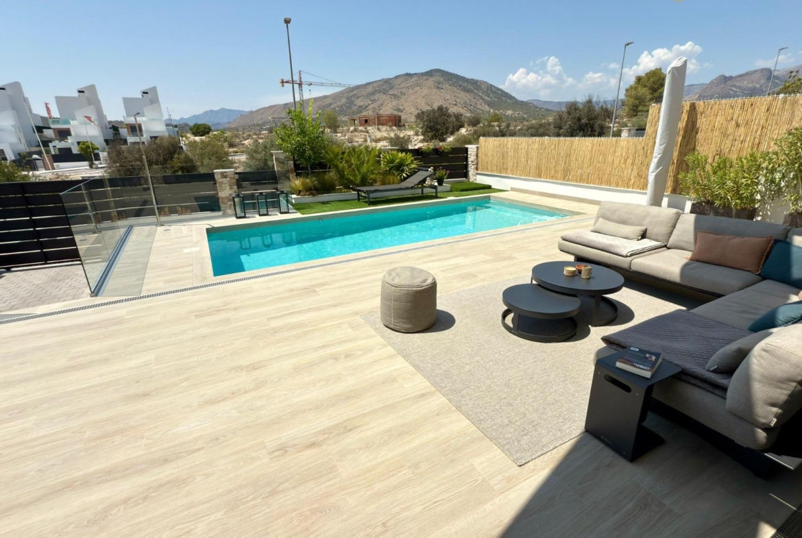 LUXURY VILLA WITH MAGNIFICENT VIEWS IN FINESTRAT