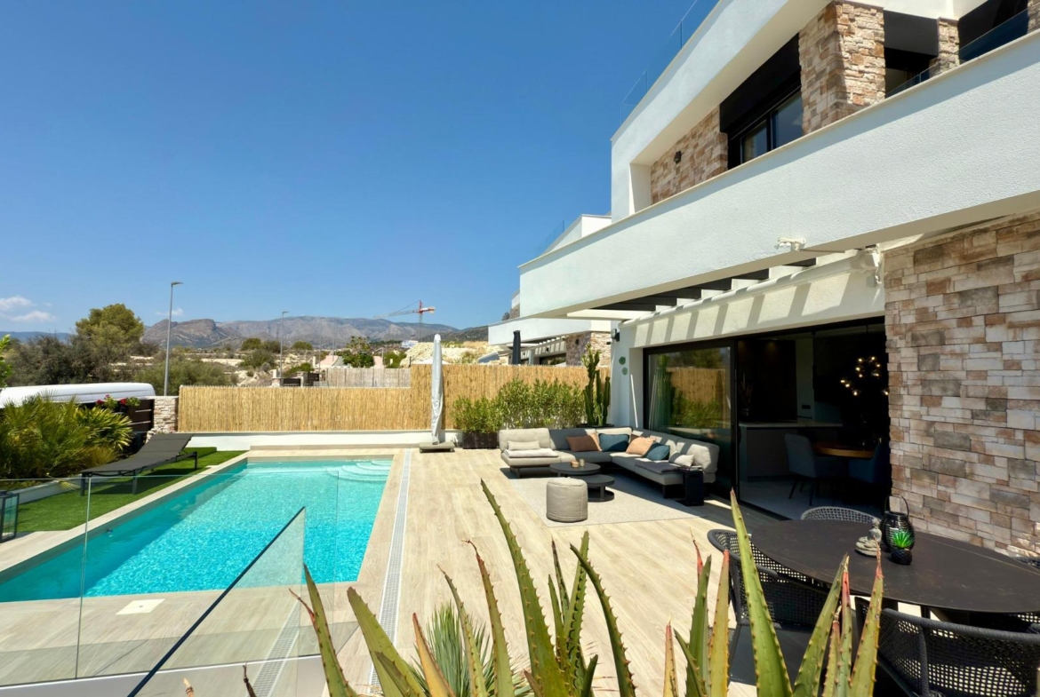 LUXURY VILLA WITH MAGNIFICENT VIEWS IN FINESTRAT