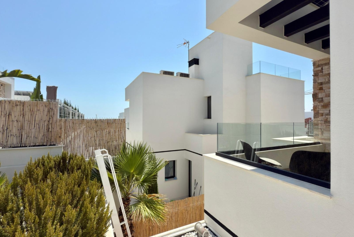 LUXURY VILLA WITH MAGNIFICENT VIEWS IN FINESTRAT