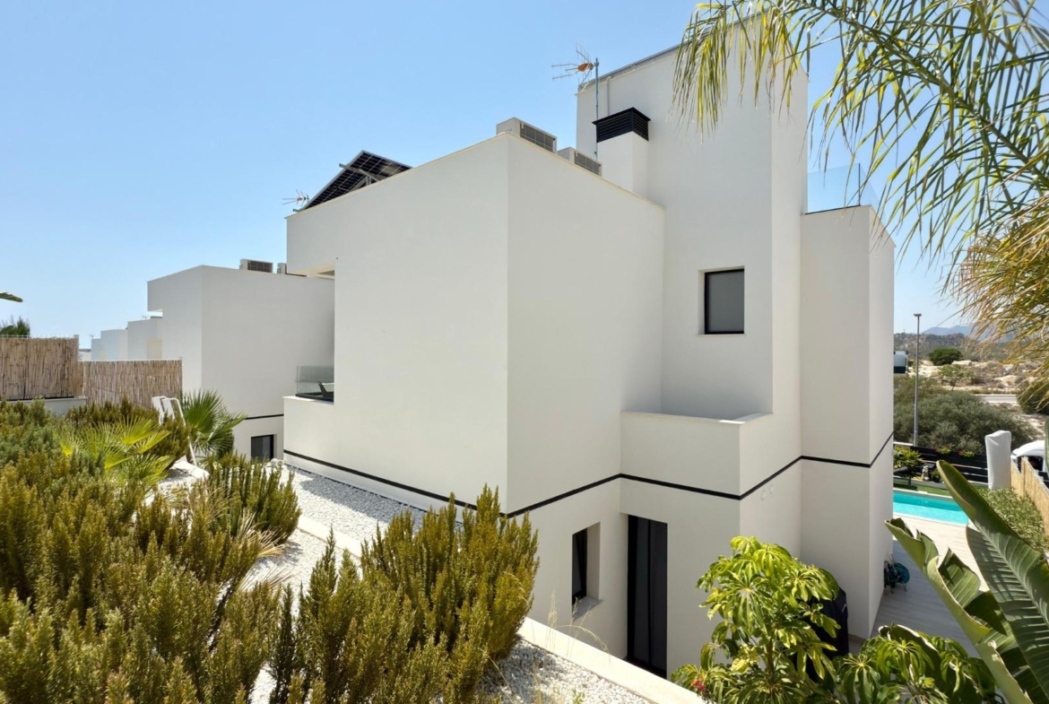 LUXURY VILLA WITH MAGNIFICENT VIEWS IN FINESTRAT