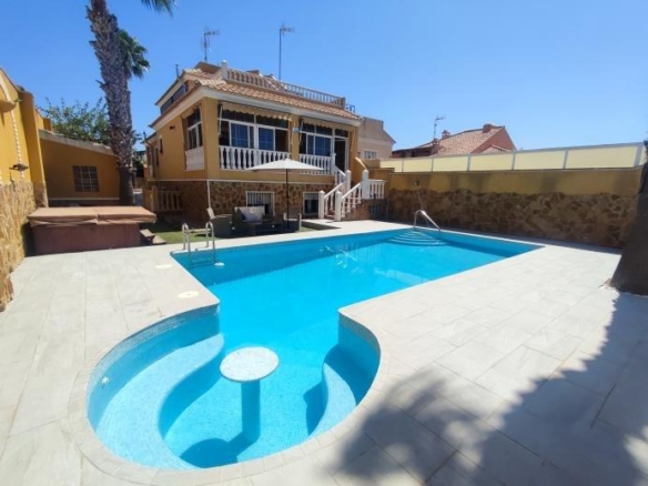 SPECTACULAR VILLA WITH 6 BEDROOMS AND 4 BATHROOMS IN AGUAS NUEVAS