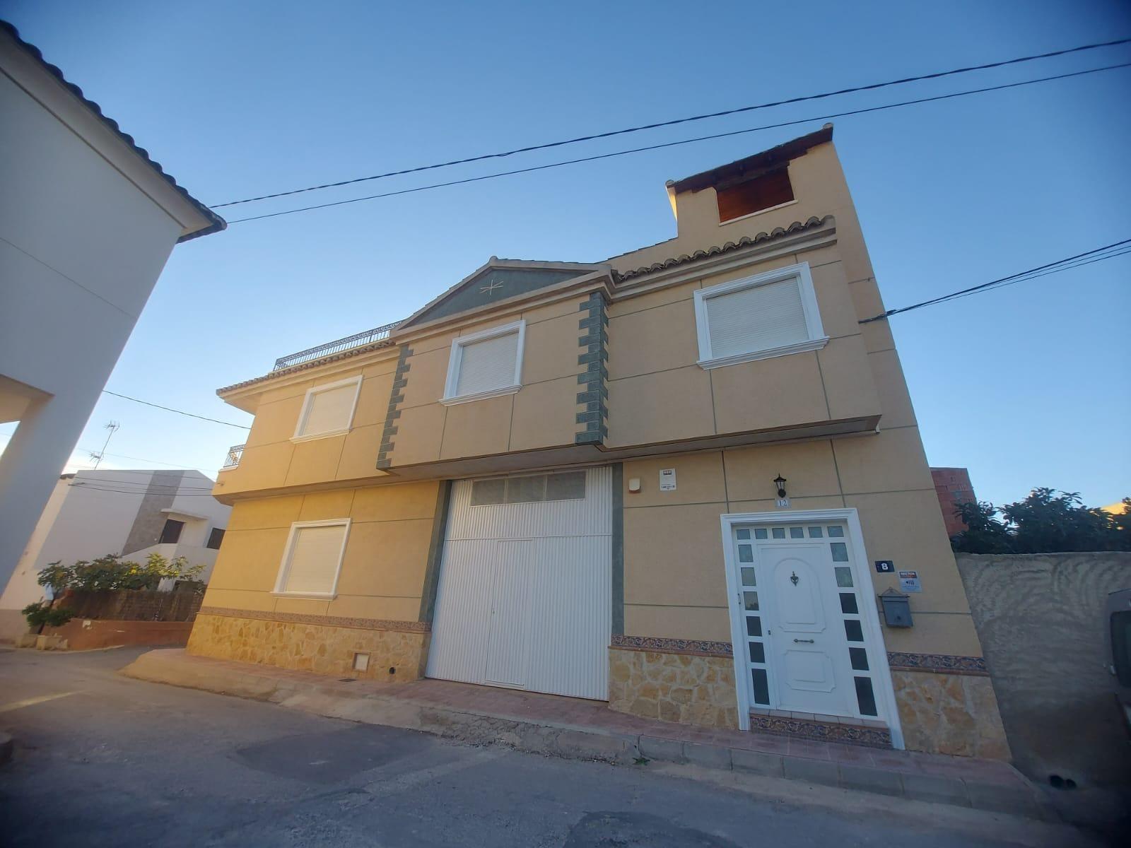 3-1-117 EDIFICIO EN ORIHUELA CIUDAD. 3 DORM. 2 BAÑOS. GARAJE. TRASTEROS