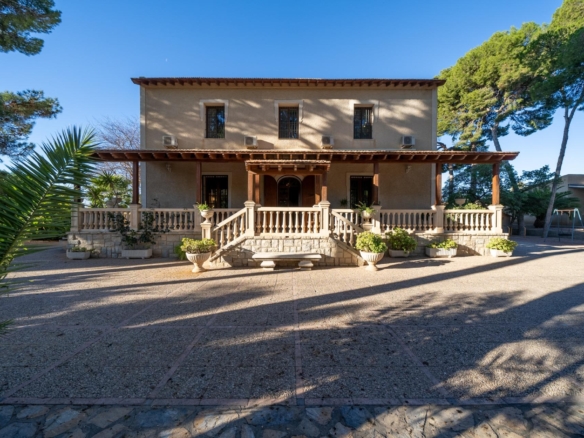 Rustic Oasis: Large House with Land All the Amenities