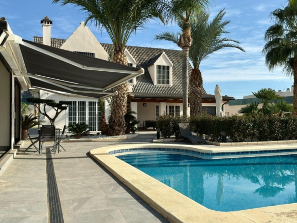 Detached villa with private pool and large plot