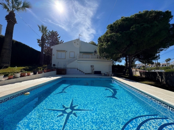 VILLA EN CABO ROIG A 800 METROS DE LA PLAYA CON PARCELA DE 890 M2. 3 DORM. 2 BAÑOS. PISCINA PRIVADA.