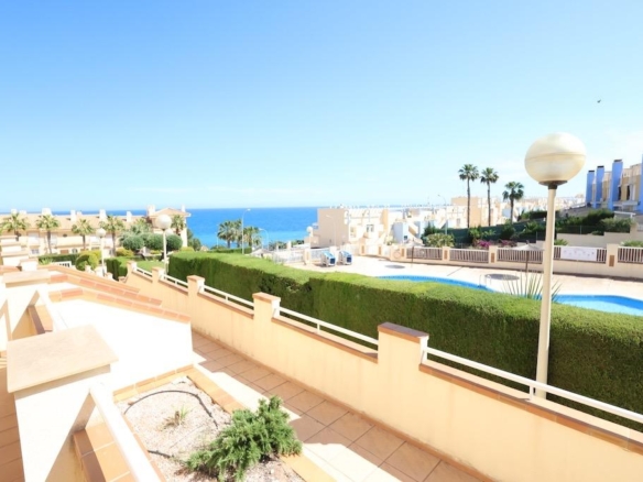 Apartment with sea views in Aguamarina
