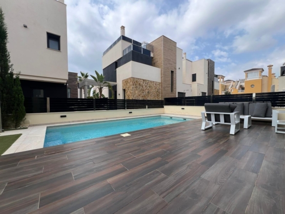 VILLA DE LUJO EN LOMAS DE CABO ROIG CON PISCINA PRIVADA Y PARCELA DE 200 M2. 3 DORM. 3 BAÑOS.