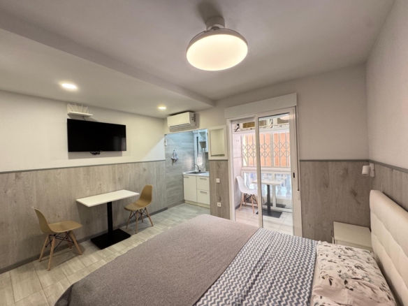 REFORMADO APARTAMENTO DE 2 DORM. 2 BAÑOS. 65 M2. A 350 METROS DE PLAYA DEL CURA. SEPARADO POR DOS ESTUDIOS PARA ALQUILAR