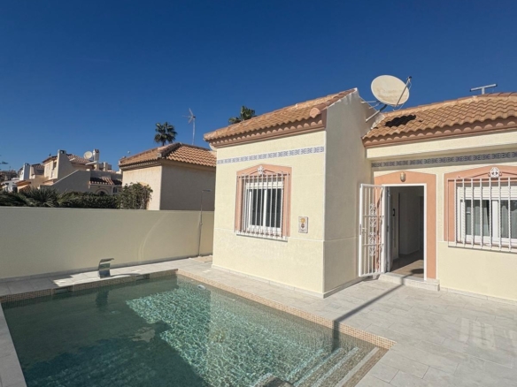 Detached chalet in Torrevieja (Torreblanca), just 300 meters from the sea.