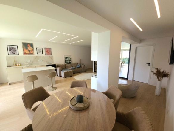 Exclusive Renovated Apartment in La Veleta, Torrevieja – Steps from the Sea