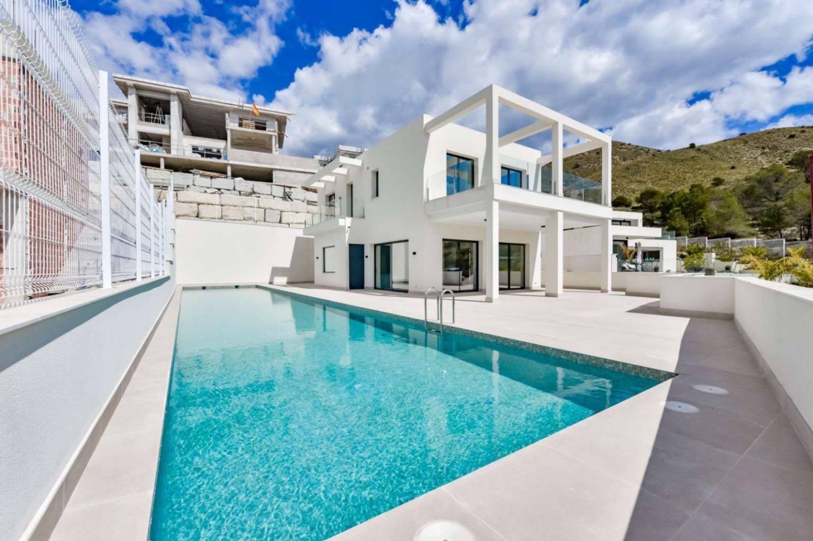 Nieuw gebouwde villa in Golf Bahía Luxe, ruimte en energie-efficiëntie