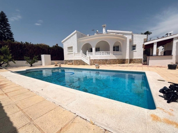VILLA ESTILO MEDITERRANEO EN CIUDAD QUESADA CON PARCELA DE 500 M2 Y PROPIA PISCINA. 3 DORM. 2 BAÑOS. 110 M2 DE CASA.