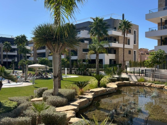 ÁTICO EN PLAYA FLAMENCA CON SOLARIUM PRIVADO. 2 DORM. 2 BAÑOS. 80 M2 DE SUPERFICIE. GARAJE+TRASTERO. PISCINAS COMUN.