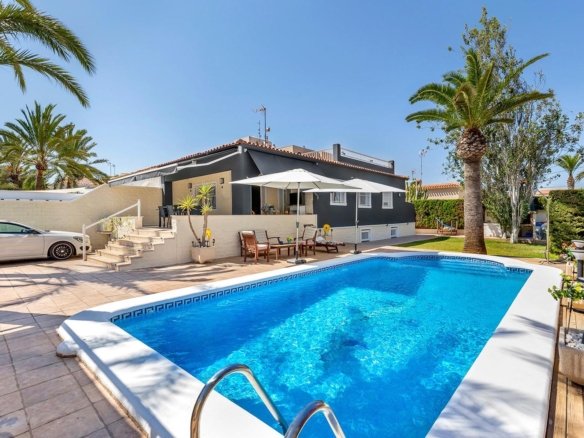 VILLA EN PUNTA PRIMA A 100 METROS DE PLAYA CON SUPERFICIE 212 M2. CON PARCELA DE 442 M2. CON PISCINA PRIVADA.