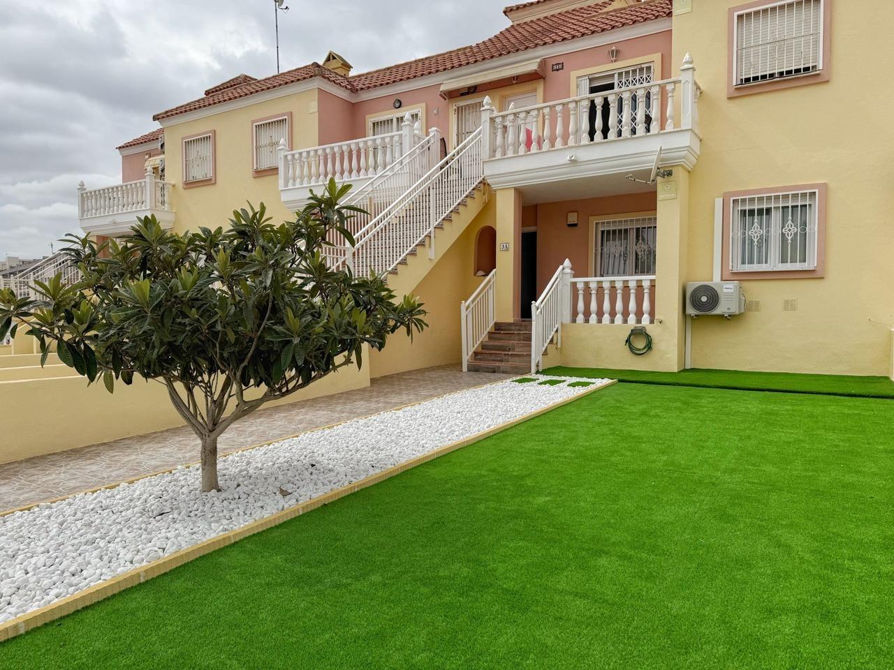 REFORMED GROUND FLOOR BUNGALOW IN ORIHUELA COSTA WITH A PLOT OF 68 M2. 3 BEDROOMS. 1 BATHROOM. COMMUNITY POOL. SURFACE AREA 69 M2.