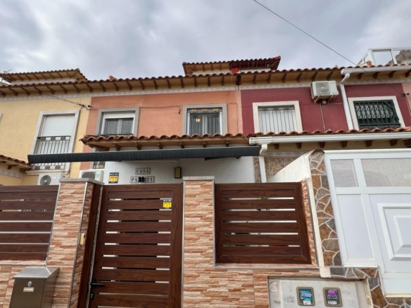 🏡 Your lakeside home with ☀️ solarium and 🌿 private garden in Torrevieja!