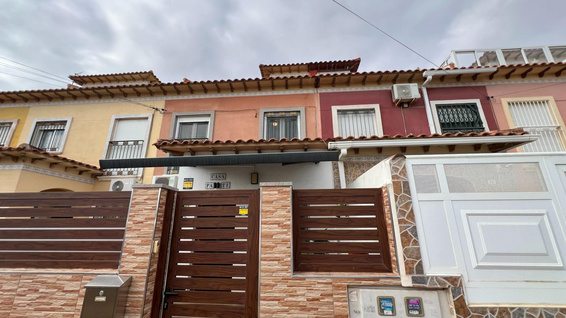 🏡 Your lakeside home with ☀️ solarium and 🌿 private garden in Torrevieja!