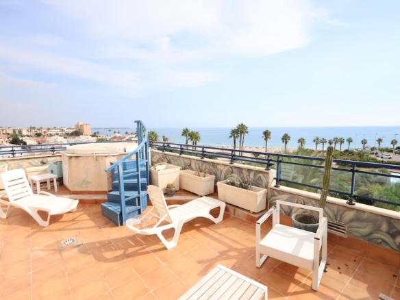 Mil Palmeras – Corner duplex penthouse in Residencial Río Mar XI with sea views and a large solarium with a jacuzzi