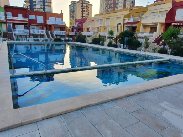 Se vende piso al lado del mar