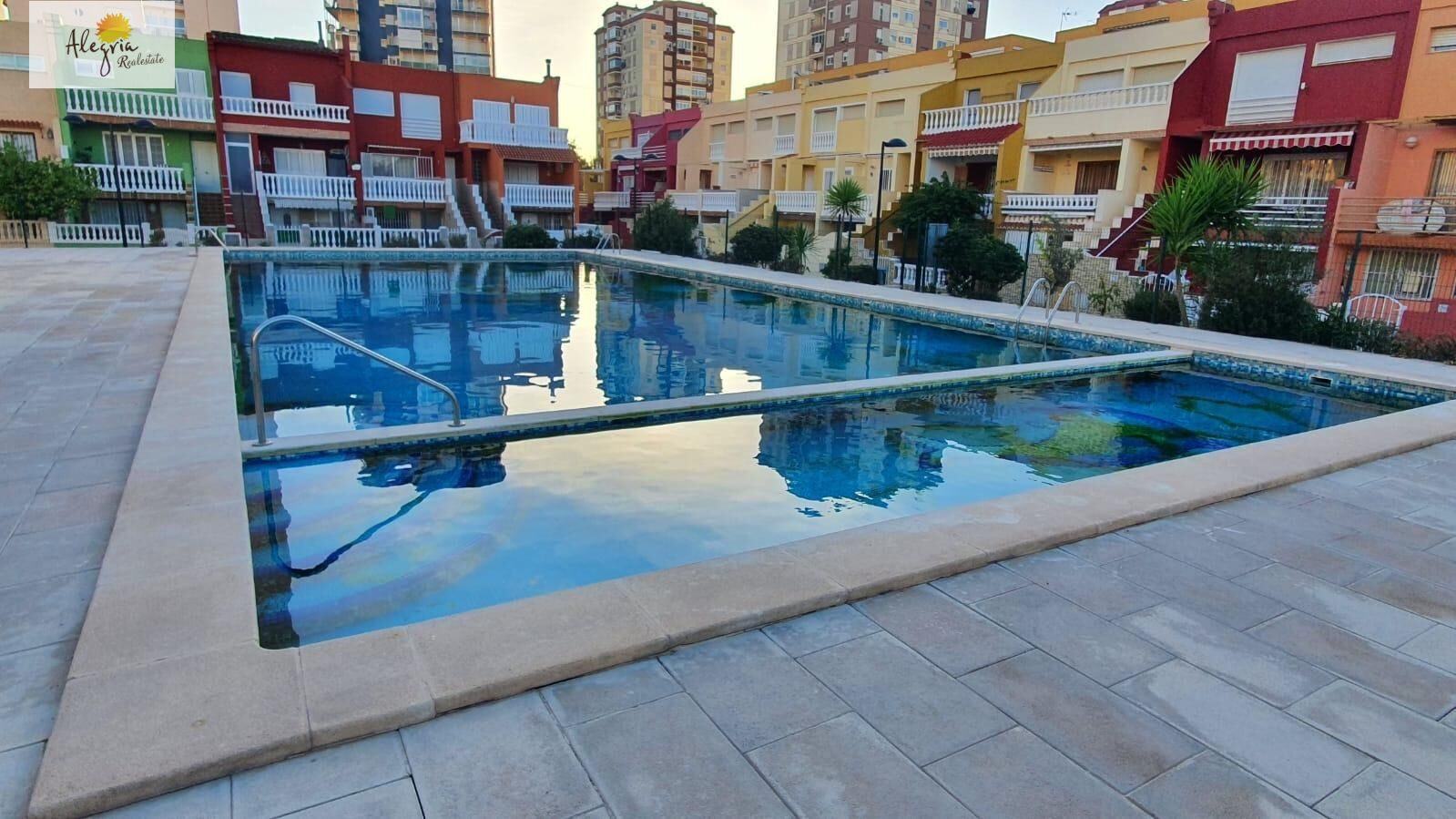 Se vende piso al lado del mar
