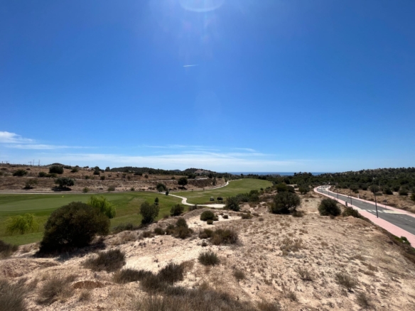 Parcela edificable junto a Puig Campana Golf