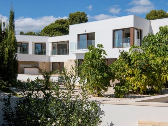 “Stunning Villa with scenic views to the sea and valle  in Altea”