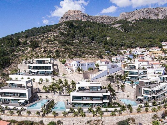 Luxe villa met privé zwembad en uitzicht op zee