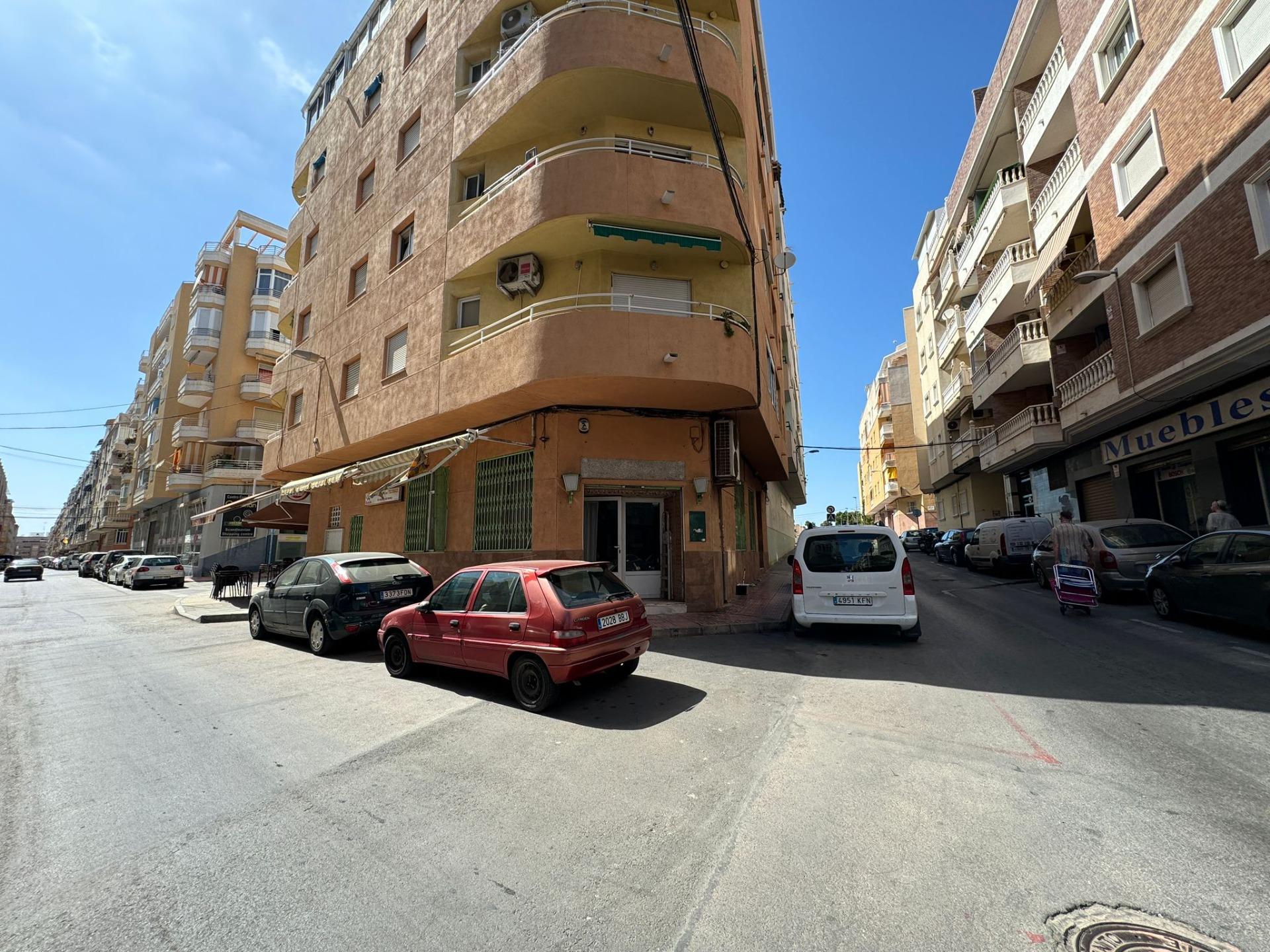 SE VENDE LOCAL COMERCIAL. 120 M2. CON LICENCIA HOSTELERIA. PLAYA A 500 METROS.