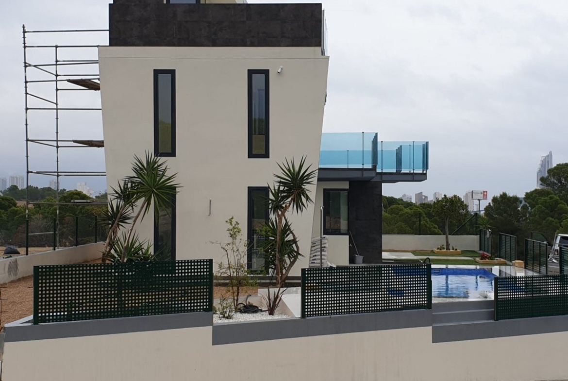 Budget villas with sea views in Finestrat