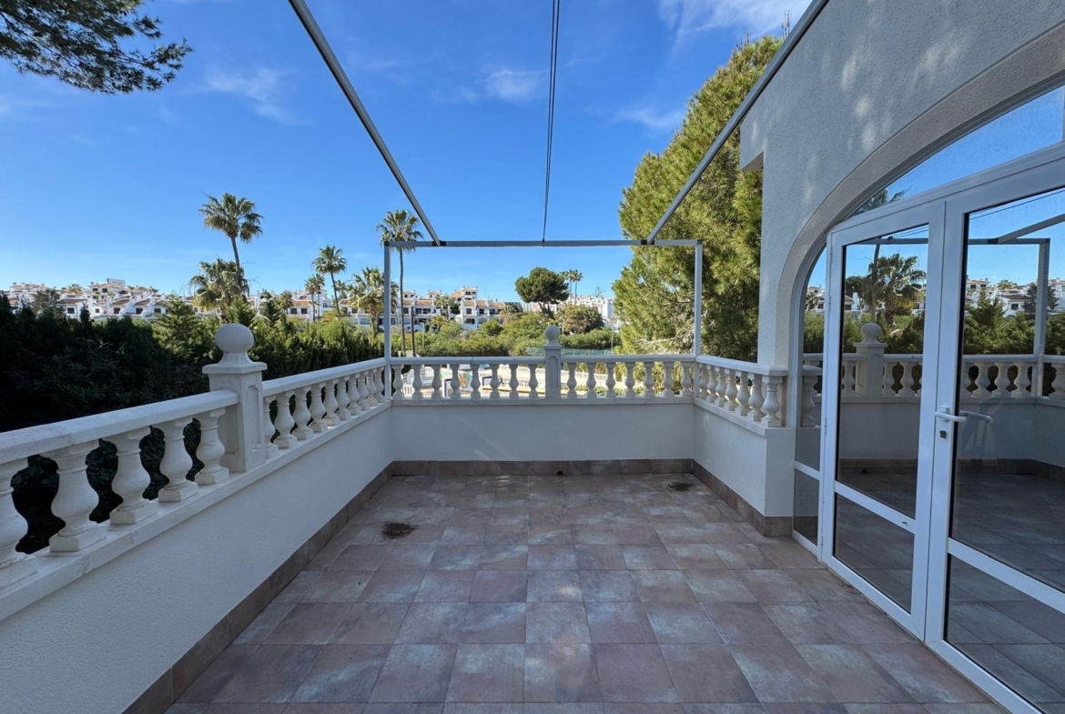VILLA EN CABO ROIG A 800 METROS DE LA PLAYA CON PARCELA DE 890 M2. 3 DORM. 2 BAÑOS. PISCINA PRIVADA.