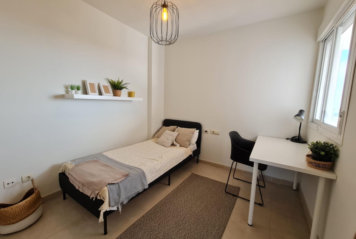 SEMINUEVO APARTAMENTO EN ORIHUELA COSTA DE 2 DORM. 2 BAÑOS. PARKING INCLUIDO. PISCINA COMUNITARIA.