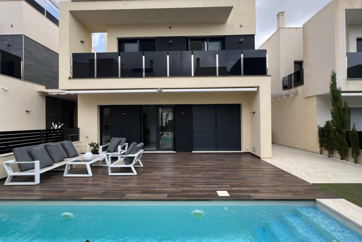 VILLA DE LUJO EN LOMAS DE CABO ROIG CON PISCINA PRIVADA Y PARCELA DE 200 M2. 3 DORM. 3 BAÑOS.