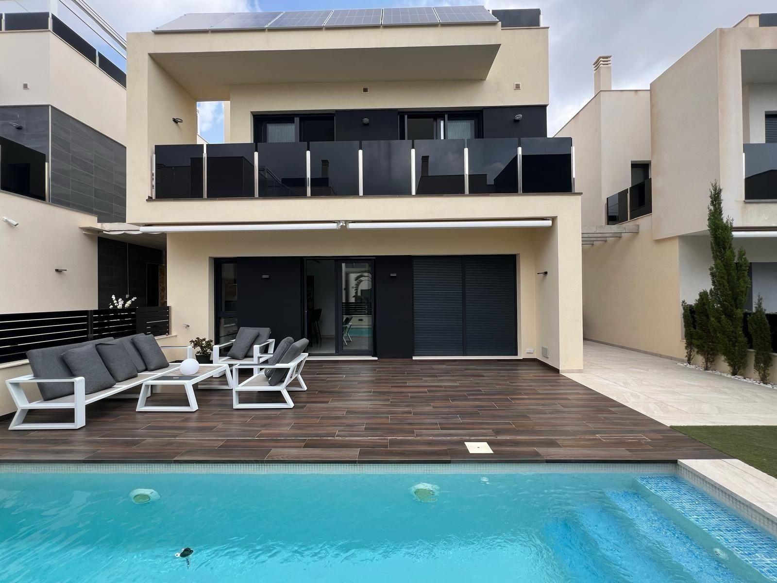 3-10-134 VILLA DE LUJO EN LOMAS DE CABO ROIG CON PISCINA PRIVADA Y PARCELA DE 200 M2. 3 DORM. 3 BAÑOS.