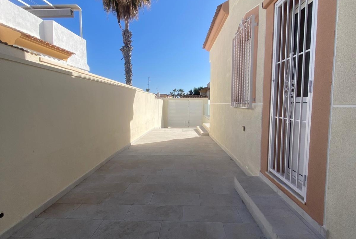 Detached chalet in Torrevieja (Torreblanca), just 300 meters from the sea.