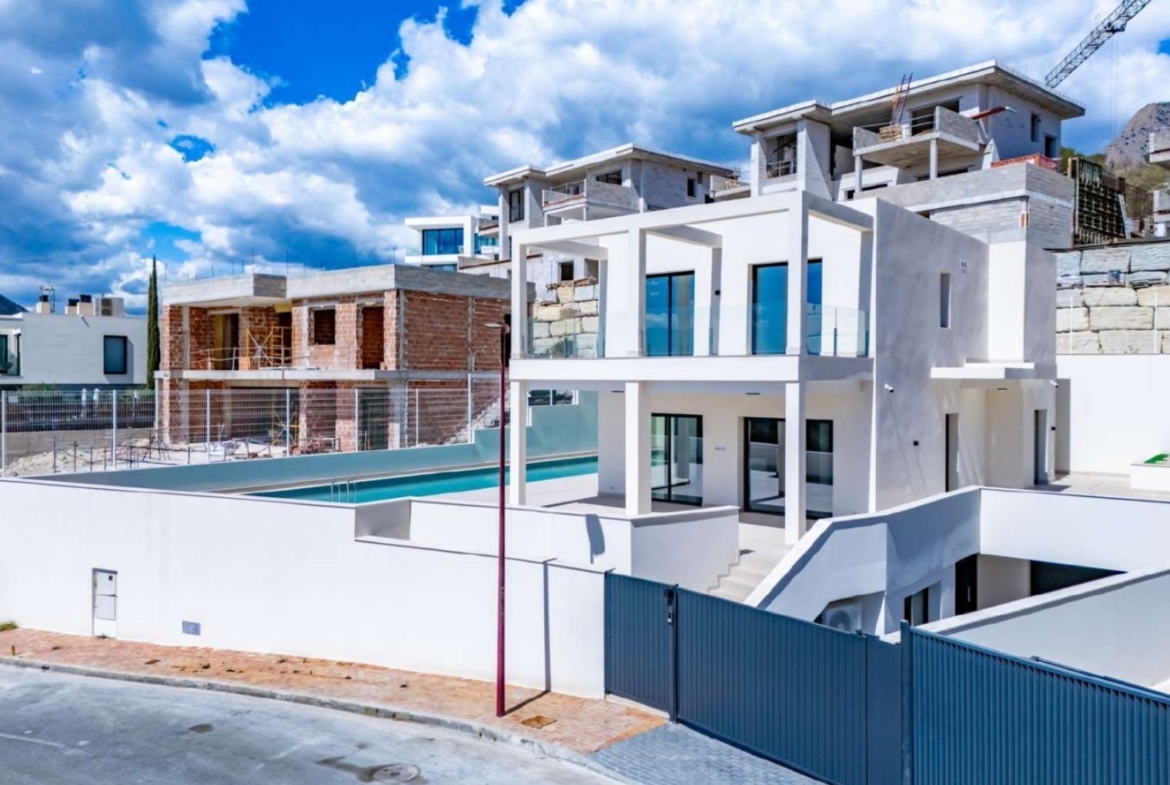Nieuw gebouwde villa in Golf Bahía Luxe, ruimte en energie-efficiëntie