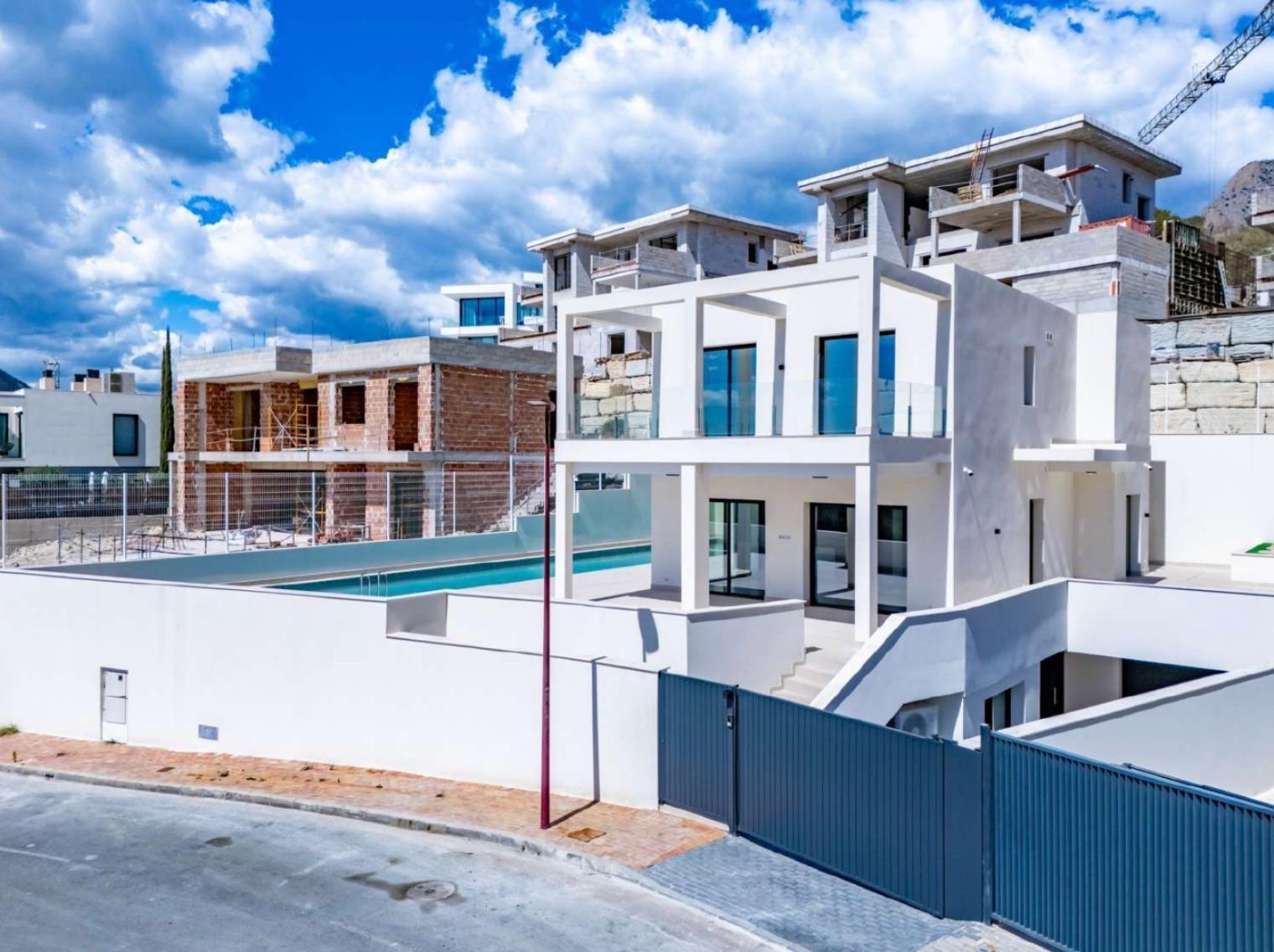 Nieuw gebouwde villa in Golf Bahía Luxe, ruimte en energie-efficiëntie