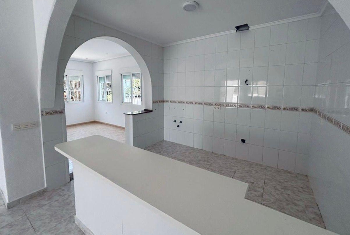 VILLA ESTILO MEDITERRANEO EN CIUDAD QUESADA CON PARCELA DE 500 M2 Y PROPIA PISCINA. 3 DORM. 2 BAÑOS. 110 M2 DE CASA.
