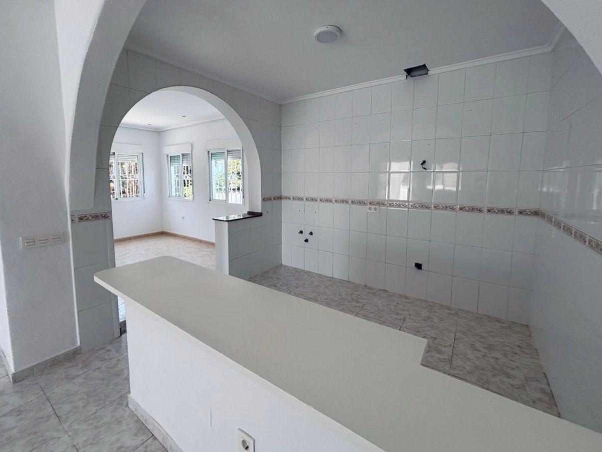 VILLA ESTILO MEDITERRANEO EN CIUDAD QUESADA CON PARCELA DE 500 M2 Y PROPIA PISCINA. 3 DORM. 2 BAÑOS. 110 M2 DE CASA.