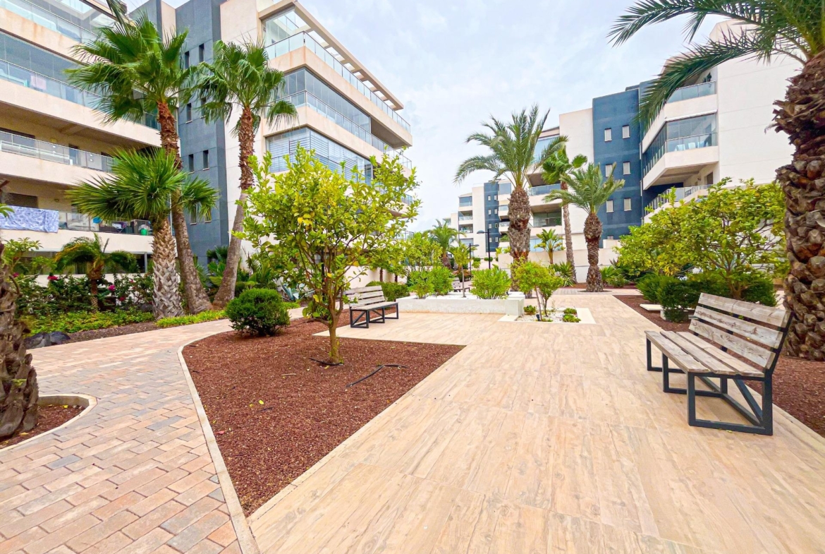 APARTAMENTO EN RESIDENCIAL GREEN HILS DE 2 DORM. 2 BAÑOS. PARKING INCLUIDO. PISCINA. GYM. SUPERFICIE 93 M2.