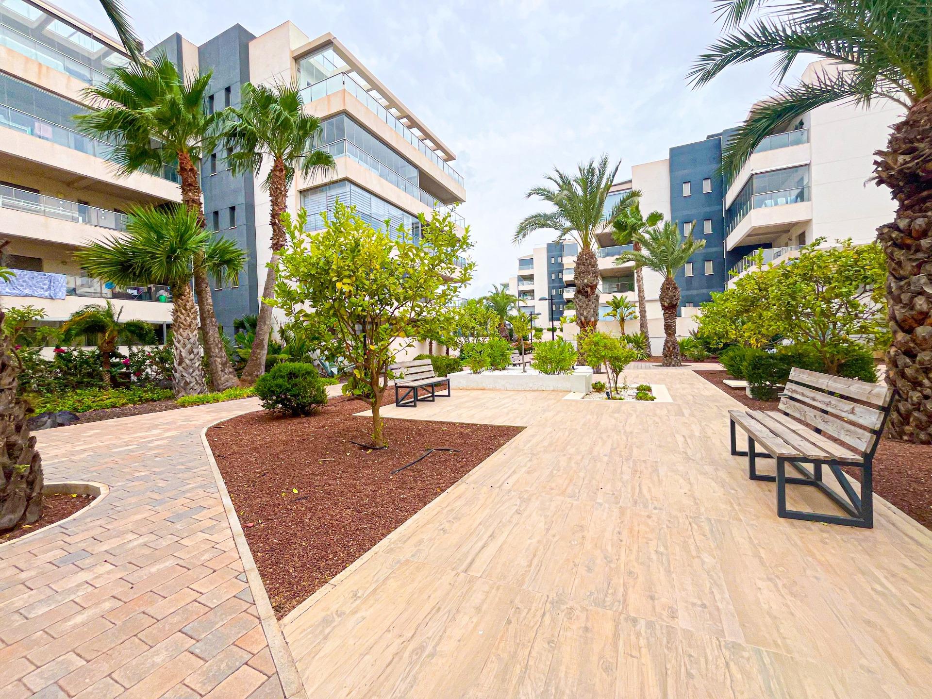 3-10-174 APARTAMENTO EN RESIDENCIAL GREEN HILS DE 2 DORM. 2 BAÑOS. PARKING INCLUIDO. PISCINA. GYM. SUPERFICIE 93 M2.