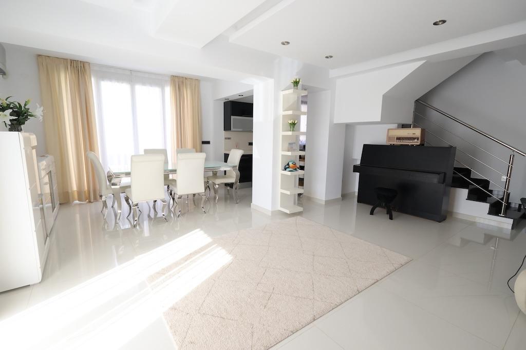 Cabo Roig Vrijstaande villa op een hoek grond van 415 m2 met twee straten