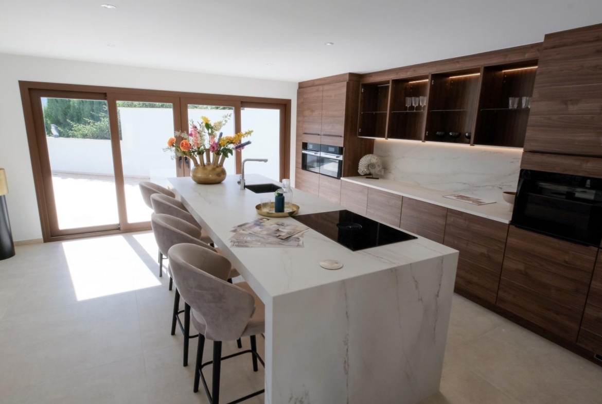 “Stunning Villa with scenic views to the sea and valle  in Altea”