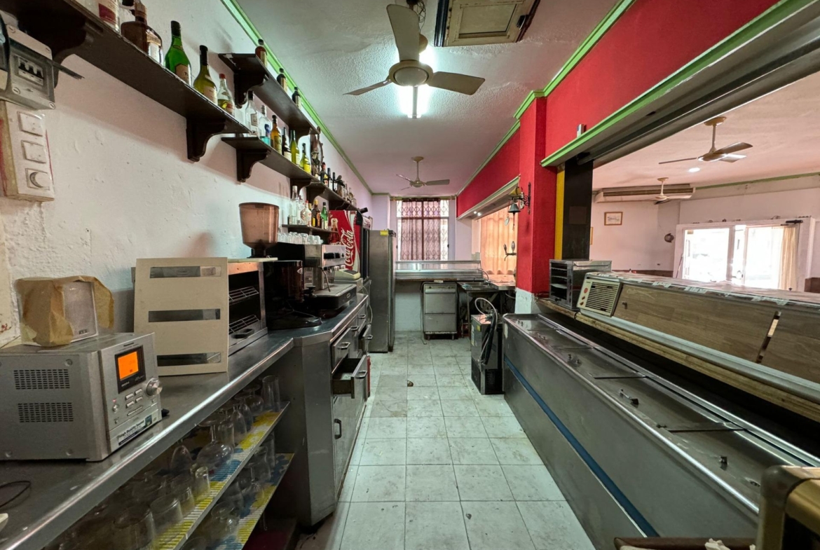 SE VENDE LOCAL COMERCIAL. 120 M2. CON LICENCIA HOSTELERIA. PLAYA A 500 METROS.