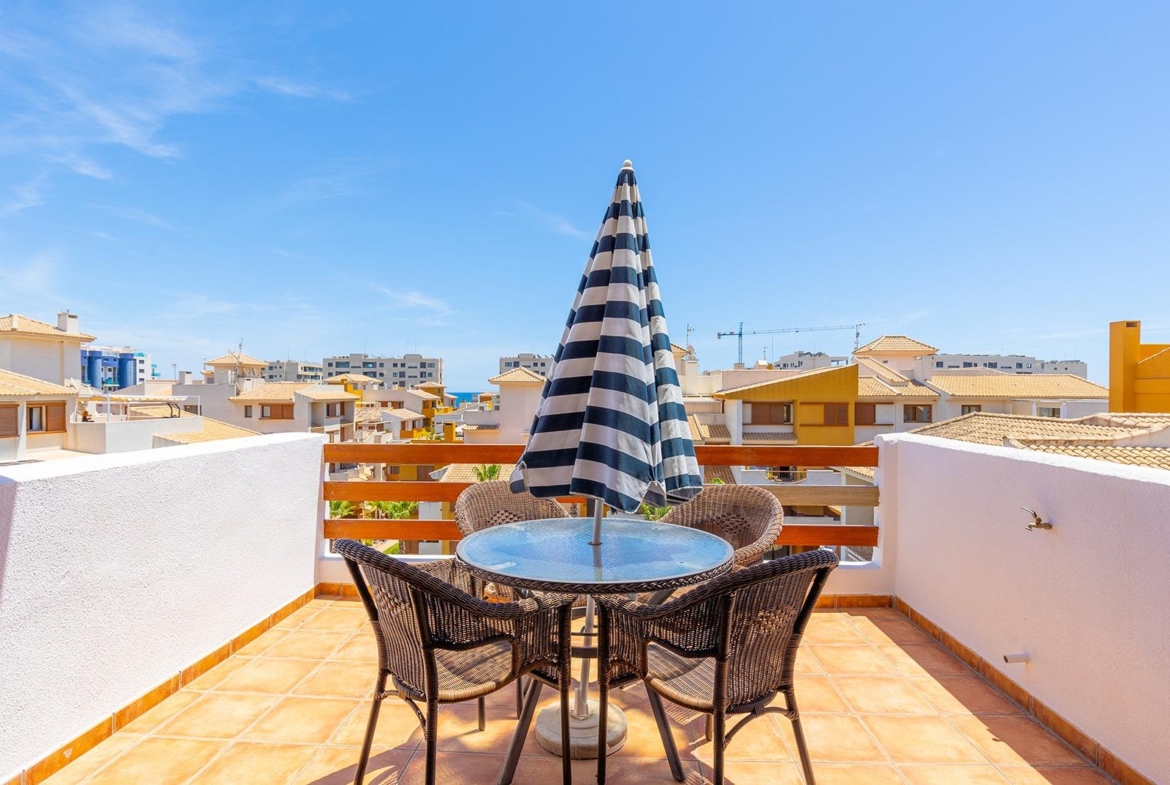 “LA RECOLETA” ATICO CON TRES TERRAZAS. GARAJE+TRASTERO. 2 DORM. 2 BAÑOS. 201 M2. PISCINAS.
