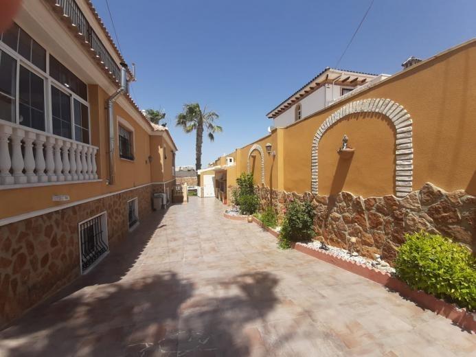 SPECTACULAR VILLA WITH 6 BEDROOMS AND 4 BATHROOMS IN AGUAS NUEVAS