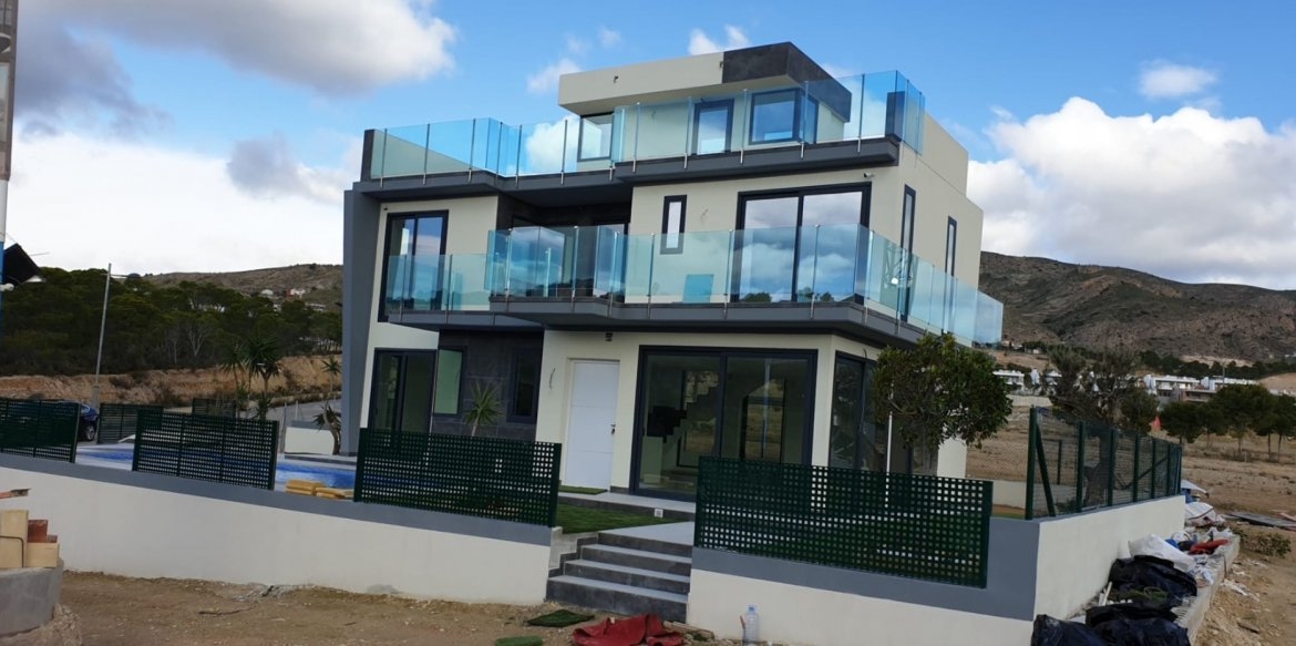 Budget villas with sea views in Finestrat