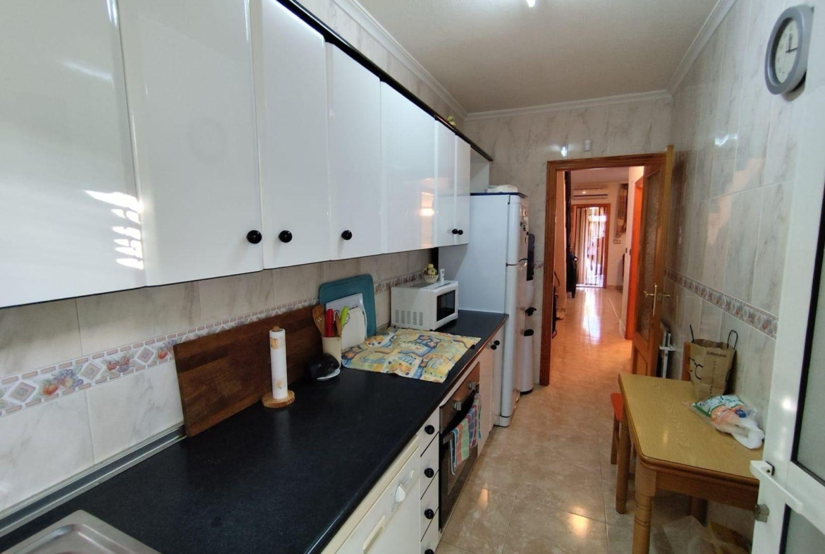 ADOSADO DE 3 DORM. 2 BAÑOS EN LOS ALCAZARES. A 500 METROS DE LA PLAYA. PARCELA. SOLARIUM.