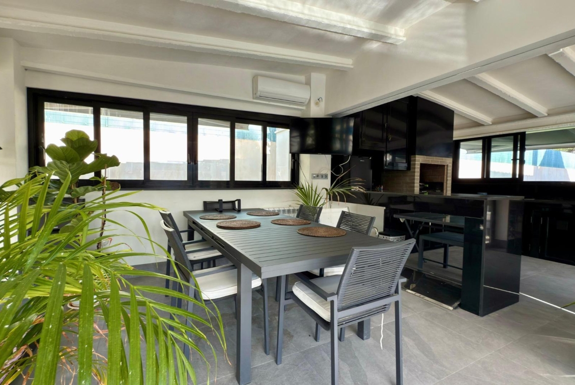 Detached villa with private pool and large plot